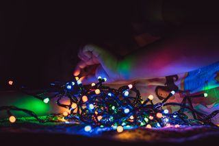 圣诞节，圣诞节，圣诞灯，黑色，颜色，人体部位，人手