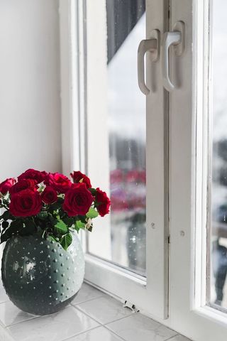 金杯咖啡和红玫瑰花束