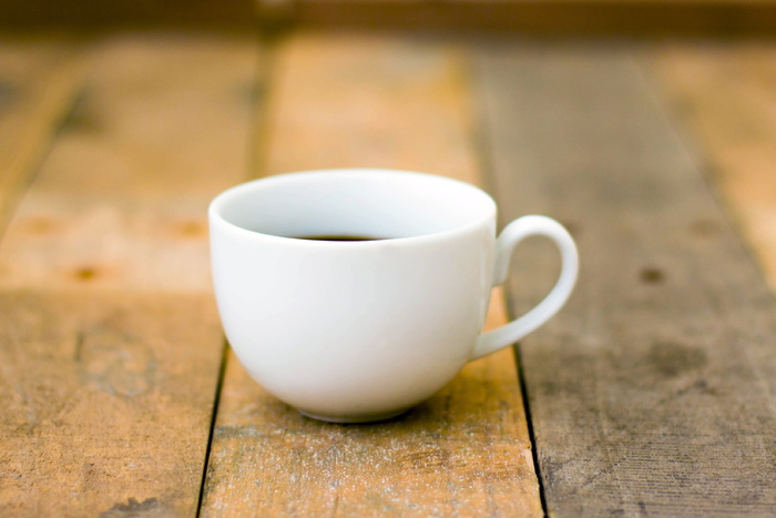 白色茶杯特写照片