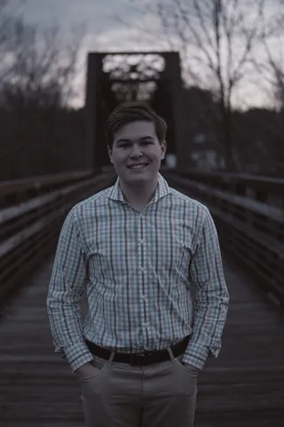 看着相机，肖像，站立，正面视图，一个人，微笑，真人，四分之三长