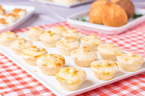 肉饼，肉饼，鸡肉，食品，食品和饮料，格子图案，桌布，甜食