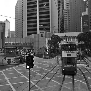 建筑物附近火车的灰度摄影