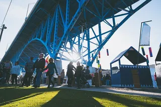 桥，建筑，城市，人群，节日，户外，人，影子