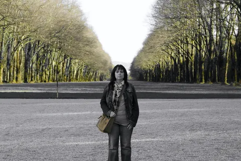 灰度，女人，站着，路，人，人，情感，冥想