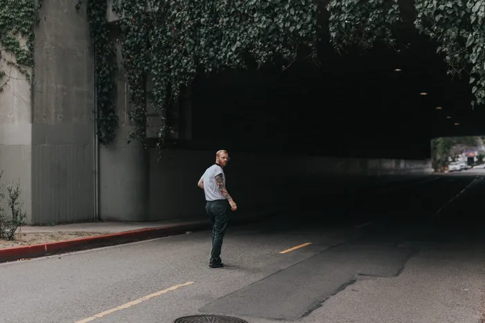 人，人，行走，孤独，道路，黑暗，隧道，藤蔓