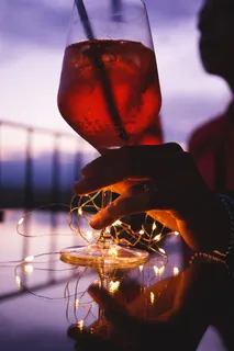 晚上喝鸡尾酒 晚上喝鸡尾酒