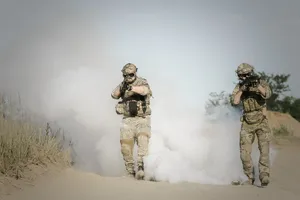 士兵射击步枪，白天，战争，沙漠，枪支，枪战，士兵，行动