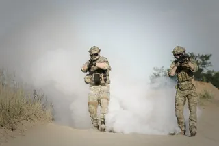 士兵射击步枪，白天，战争，沙漠，枪支，枪战，士兵，行动