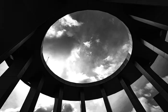 带洞圆形建筑的灰度照片 带洞圆形建筑的灰度照片