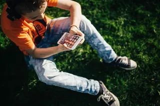 花园里的小男孩