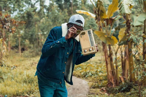 男子手持棕色Boombox收音机