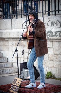 服装、鞋子、鞋类、服装、人、人、乐器、音乐家