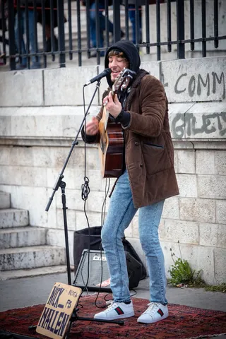 服装、鞋子、鞋类、服装、人、人、乐器、音乐家