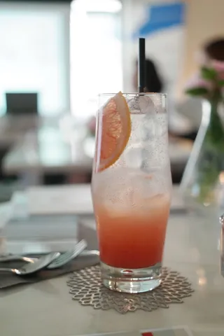 ade，葡萄柚援助，饮料，塔皮胭脂，食品和饮料，饮料，桌子，玻璃