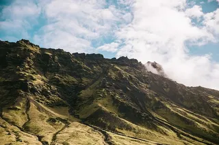 长满苔藓、布满云层的石山