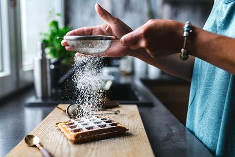 早餐华夫饼配新鲜覆盆子和糖粉