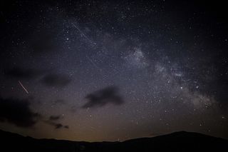 夜间拍摄的流星照片