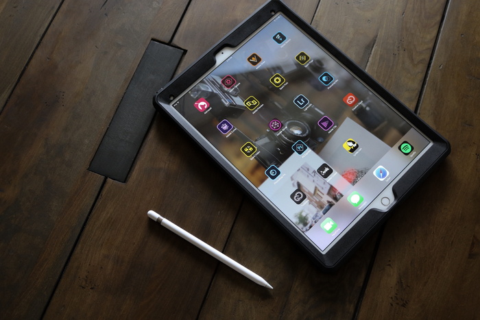 带触控笔的银色iPad