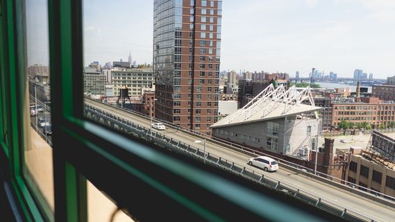 在美国，wework dumbo heights、天际线、道路、办公室、协同工作、wework、地铁