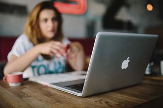 在咖啡馆工作的年轻女子