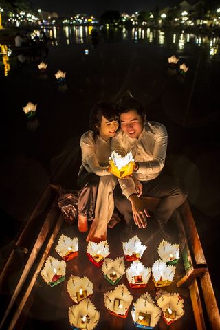 夫妇坐着拿纸灯