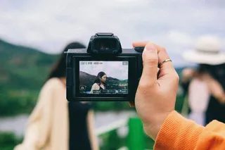 黑色数码相机的选择性聚焦摄影