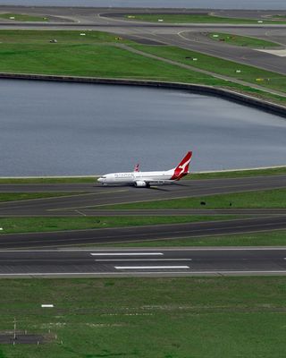 跑道上的白色和红色飞机