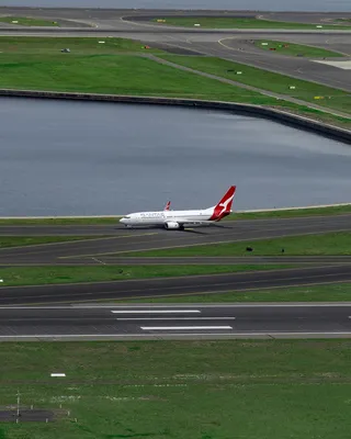 跑道上的白色和红色飞机