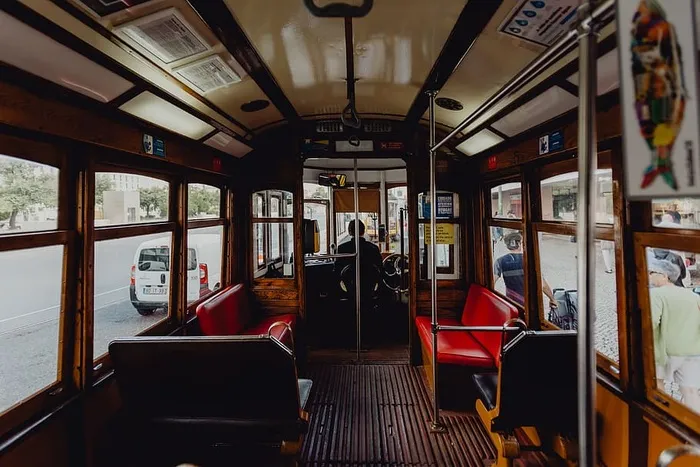 葡萄牙里斯本街头著名的复古黄色28有轨电车