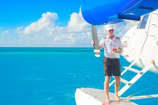 站在水上飞机浮力上的男子