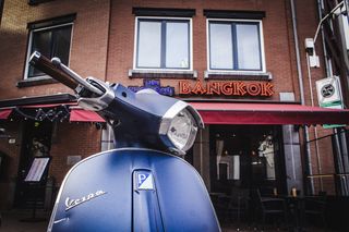 蓝色自动滑板车，椅子，家具，电动滑板车，汽车，摩托车，vespa，运输