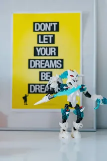 货架上的各种玩具和物品