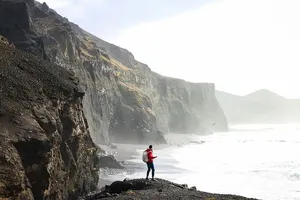 动作、海滩、悬崖、日光、徒步旅行、徒步旅行者、岛屿、景观