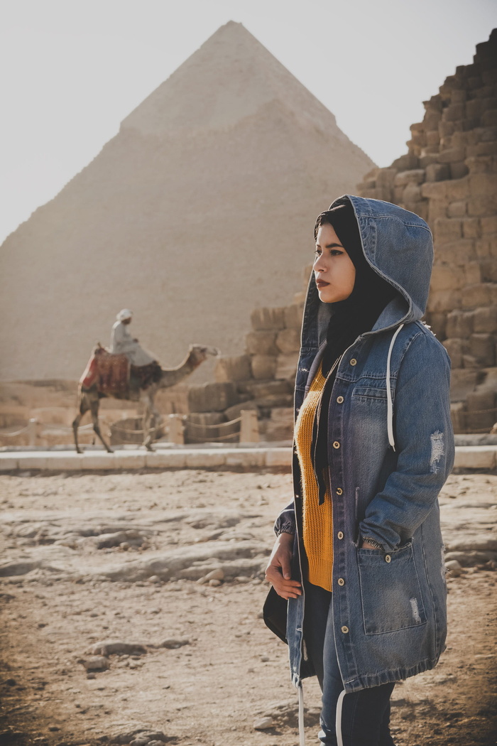 穿着蓝色牛仔连帽衫的女士