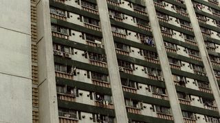 白天的灰色混凝土建筑