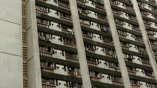 白天的灰色混凝土建筑