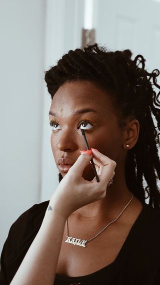 穿黑色圆领毛衣的女人