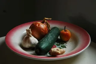 蔬菜、小胡瓜、大蒜、生姜、配料、配料、洋葱、盘子