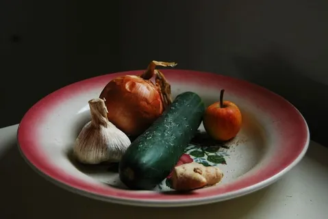 蔬菜、小胡瓜、大蒜、生姜、配料、配料、洋葱、盘子 蔬菜、小胡瓜、大蒜、生姜、配料、配料、洋葱、盘子