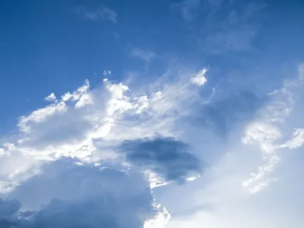 天空，云层-天空，自然之美，宁静，蓝色，风景-自然，低角度视野，自然