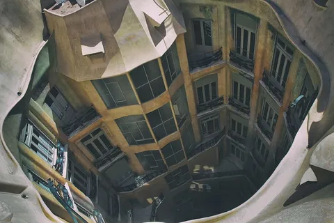 这张照片是从安东尼·高迪在西班牙巴塞罗那的杰作《米拉之家》的屋顶上拍摄的