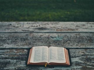 灰色木桌上的黑皮书