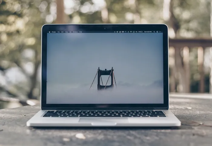在灰色表面上打开MacBook Pro