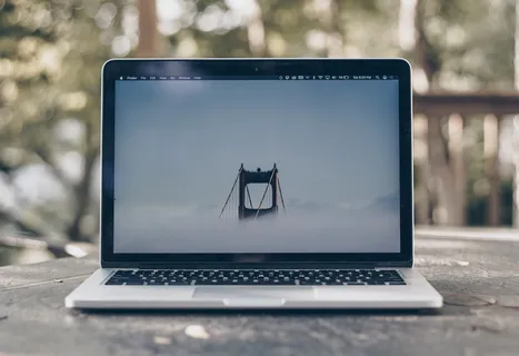 在灰色表面上打开MacBook Pro 在灰色表面上打开MacBook Pro