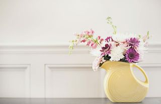 白色陶瓷花瓶上的白色和紫色花朵