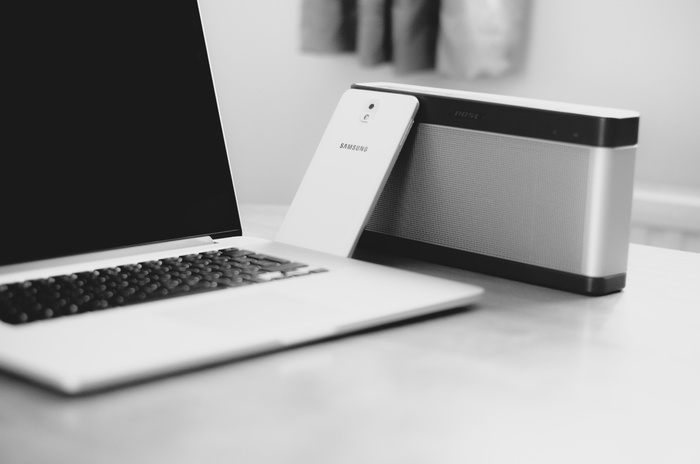 白色，三星安卓智能手机，旁边，macbook，pro，笔记本电脑，电脑，科技