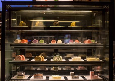 陈列柜、食品和饮料、食品、货架、甜食、甜食、甜点、烘焙