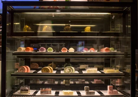 陈列柜、食品和饮料、食品、货架、甜食、甜食、甜点、烘焙