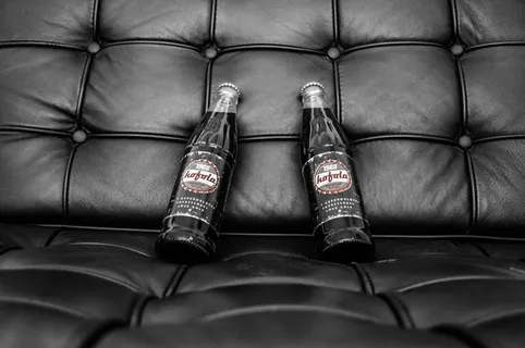 皮肤，软饮料，扶手椅，沙发，玻璃，饮料，更新，室内