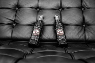 皮肤，软饮料，扶手椅，沙发，玻璃，饮料，更新，室内